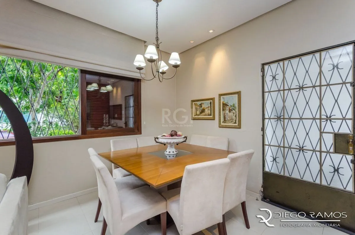 Imagem Casa para Venda - 216m², 4 dormitórios, sendo 1 suites, 4 vagas - Menino Deus
