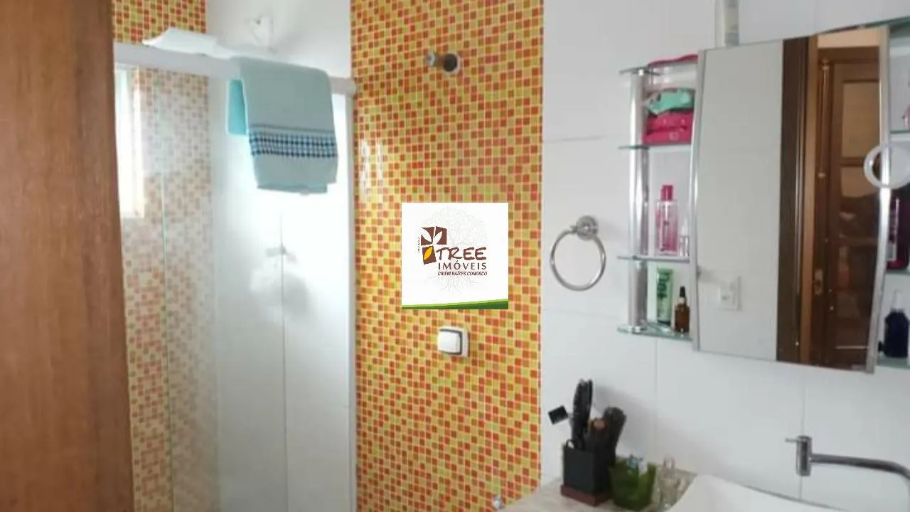 Imagem VENDA DE SOBRADO NO CENTER VILLE, EM ARUJÁ/SP, 235m² com 3 suítes, varanda com vista pra cidade, piso inferior com 4 cômodos e 2 vagas. CONSULTE-NOS.