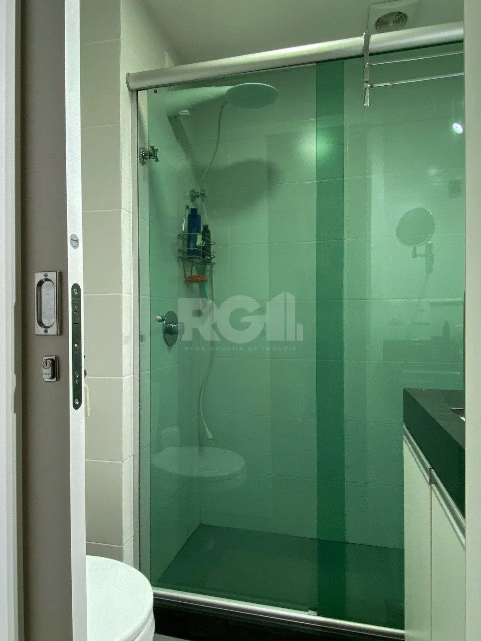 Imagem Apartamento em prédio premiado, totalmente montado, no miolo do Menino Deus