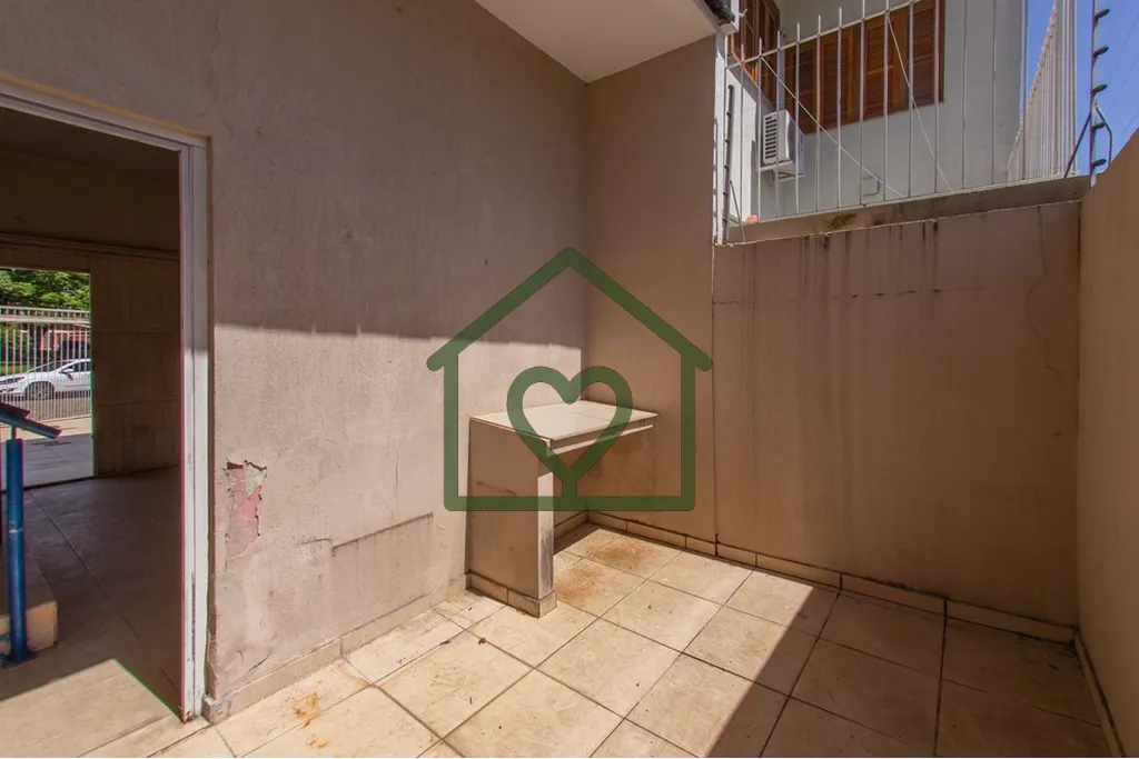 Imagem Casa distribuída em dois andares com cinco dormitórios, quatro banheiros, duas cozinhas, duas sala...