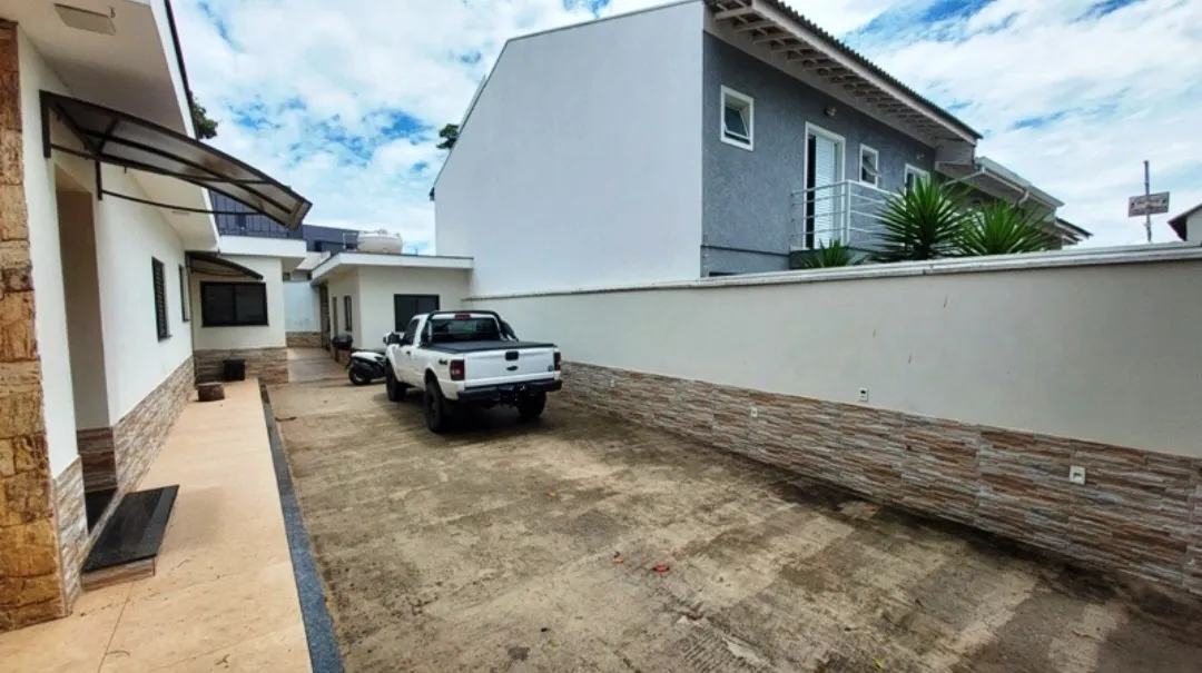 Imagem VENDO LINDA CASA NA AVENIDA CUPECÊ!