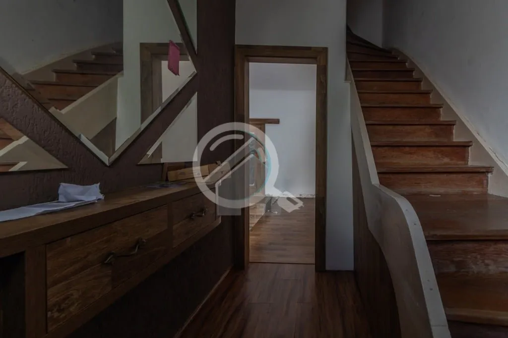 Imagem Sobrado três quartos com uma suíte, living, banheiro social, cozinha e pátio. O sobrado possui ar...