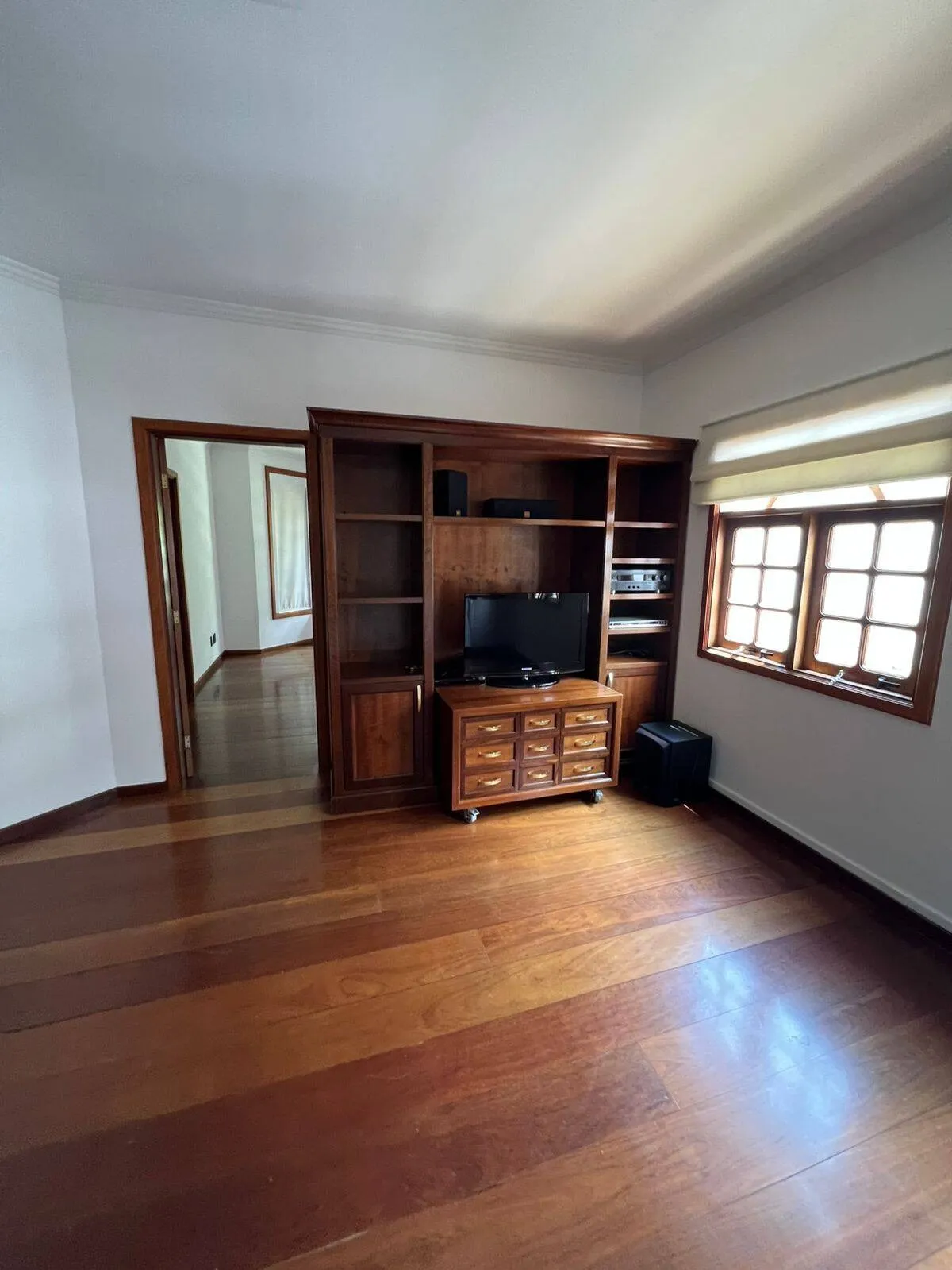 Imagem Casa Exclusiva em Tamboré, Santana de Parnaíba - Rodeada de Verde