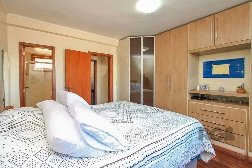 Imagem Casa com 3 Dormitórios no Bairro Tristeza na Zona Sul de Porto Alegre