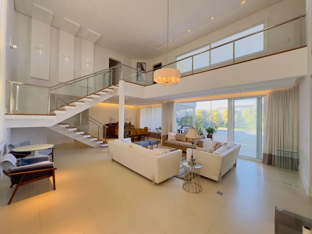 Imagem Casa de Luxo em Condomínio à Venda em Valinhos-SP, 4 Suítes, 3 Salas, 7 Banheiros, 4 Vagas de Garagem 460m²