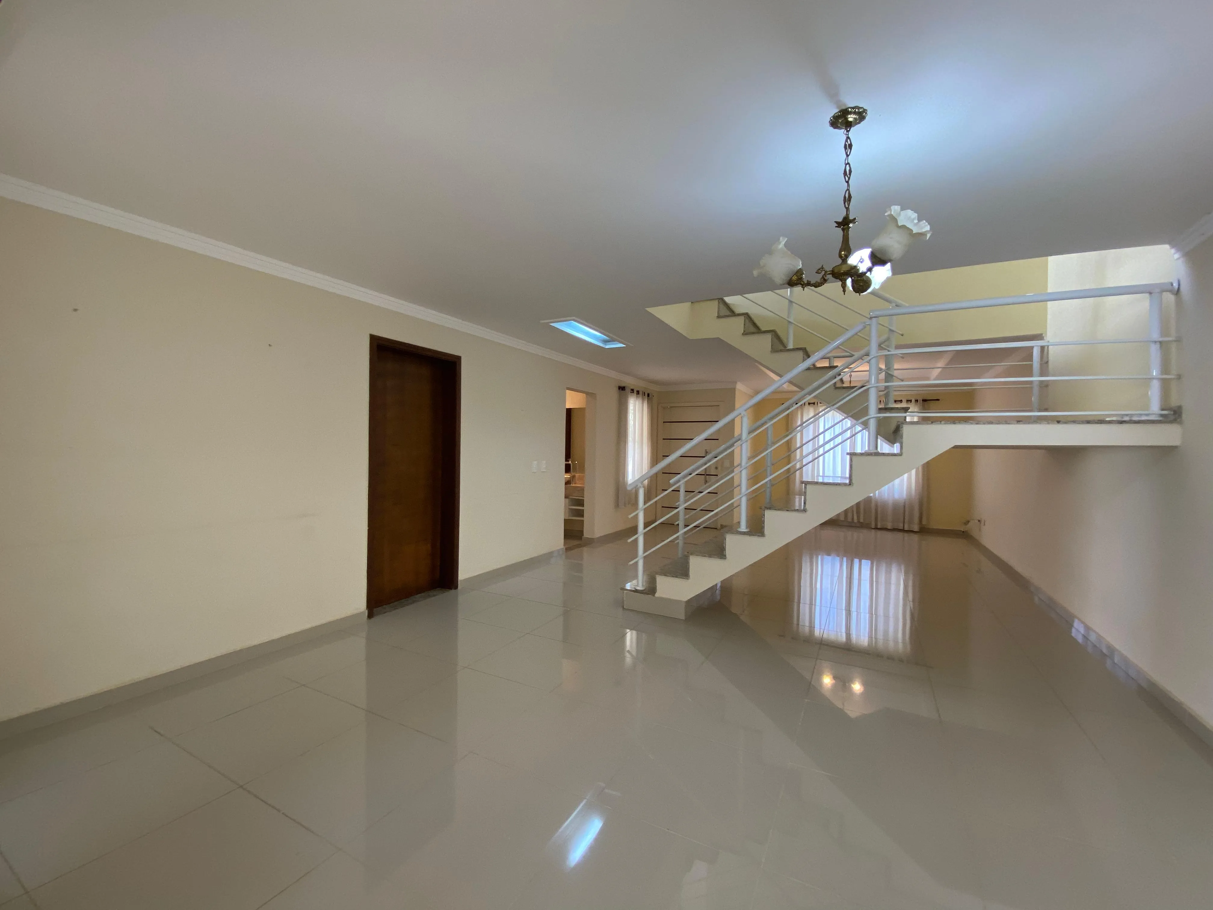 Imagem Excelente Oportunidade, Casa de 347M² de 3 Dormitórios sendo 1 Suíte Master à 10min. do Parque Campolim