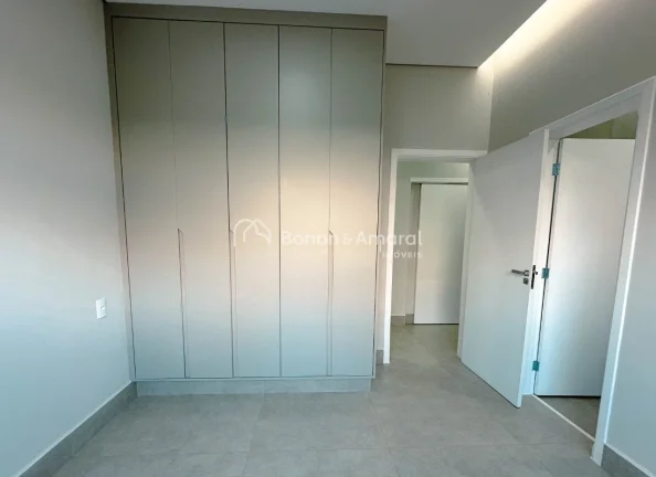 Imagem Casa térrea nova à venda com 3 quartos sendo 3 suítes, todas com armários planejados, ar condici...