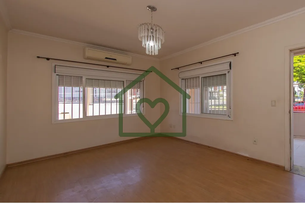 Imagem Casa distribuída em dois andares com cinco dormitórios, quatro banheiros, duas cozinhas, duas sala...