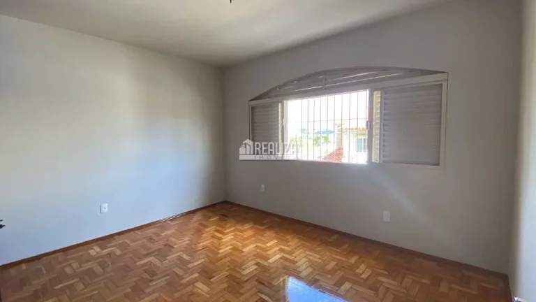 Imagem Casa com 6 dormitórios no bairro Fabrício em Uberaba