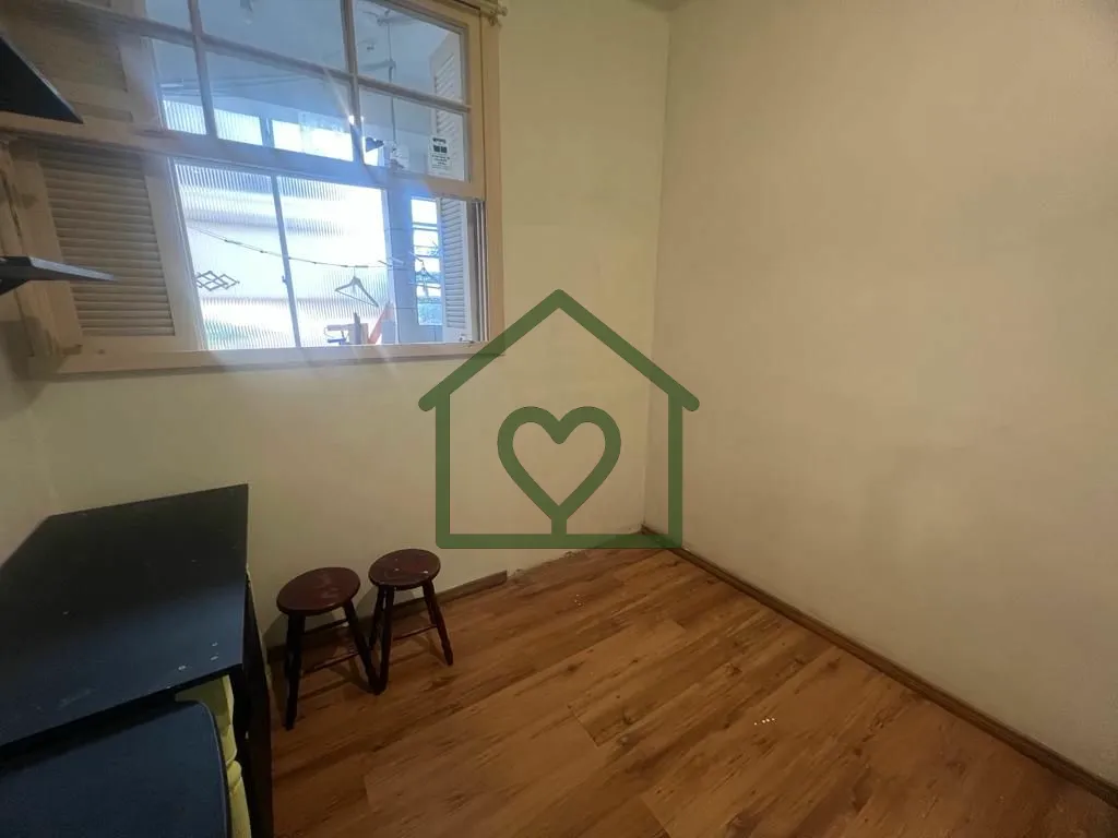 Imagem Apartamento de 80m², três dormitórios, banheiro social, living, cozinha, área de serviço, préd...