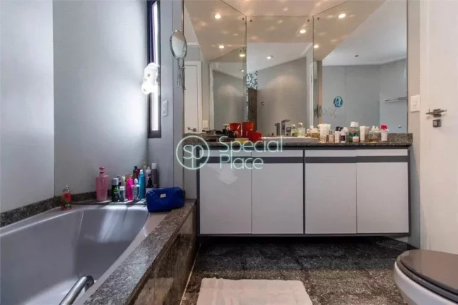 Imagem Localizado em Moema Índios, totalmente fora de rota, apartamento amplo. possui 172 metros, living c...
