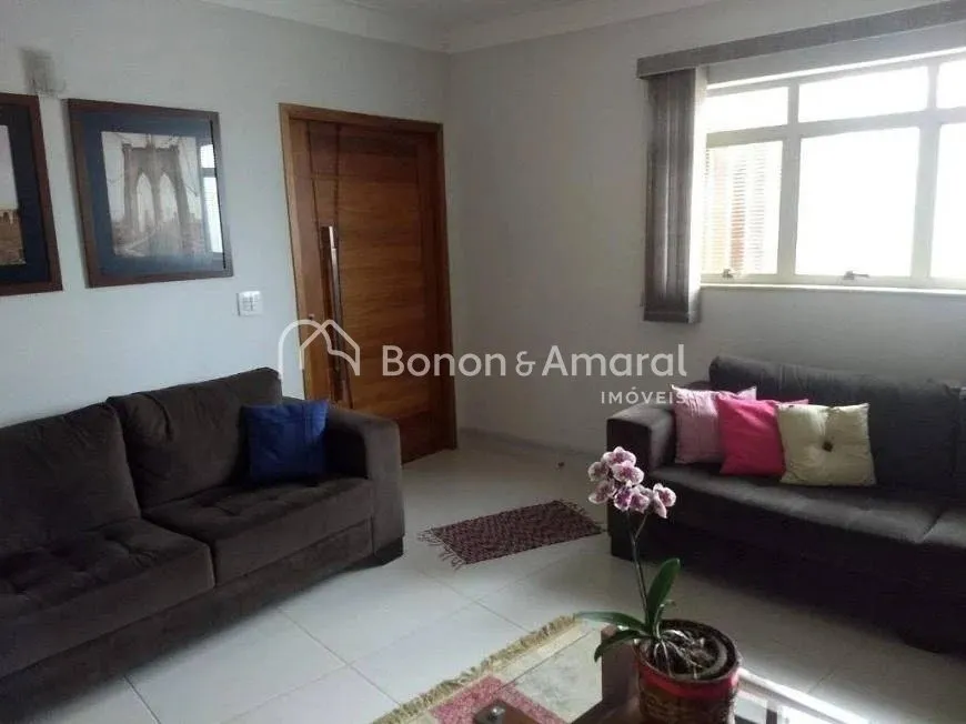 Imagem Casa com 3 Quartos e 2 banheiros à Venda, 200 m² por R$ 840.000