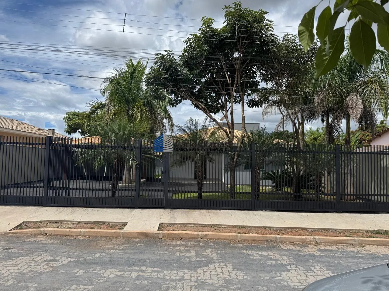 Foto do imóvel Casa em Condomínio para Venda em Brasília, Setor Habitacional Tororó (Jardim Botânico), 3 dormitórios, 1 suíte, 3 banheiros, 4 vagas em Condomínio Residencial Vale das Palmeiras, 08 - Setor Habitacional Tororó (Jardim Botânico), Brasília - DF