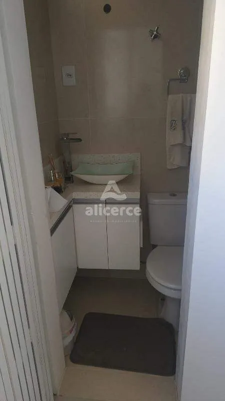 Imagem Apartamento semimobiliado com **03 dormitórios**, localizado em uma das regiões mais estratégicas do bairro Estreito.