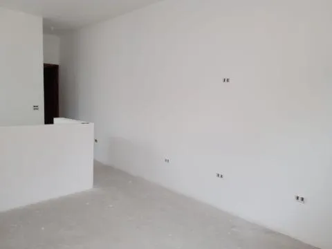 Imagem VENDA DE CASA NO CENTER VILLE, EM ARUJÁ/SP, 257m² com 3 dormitórios, suíte com varanda, sala de estar, cozinha, lavanderia e 01 vaga. CONSULTE-NOS.