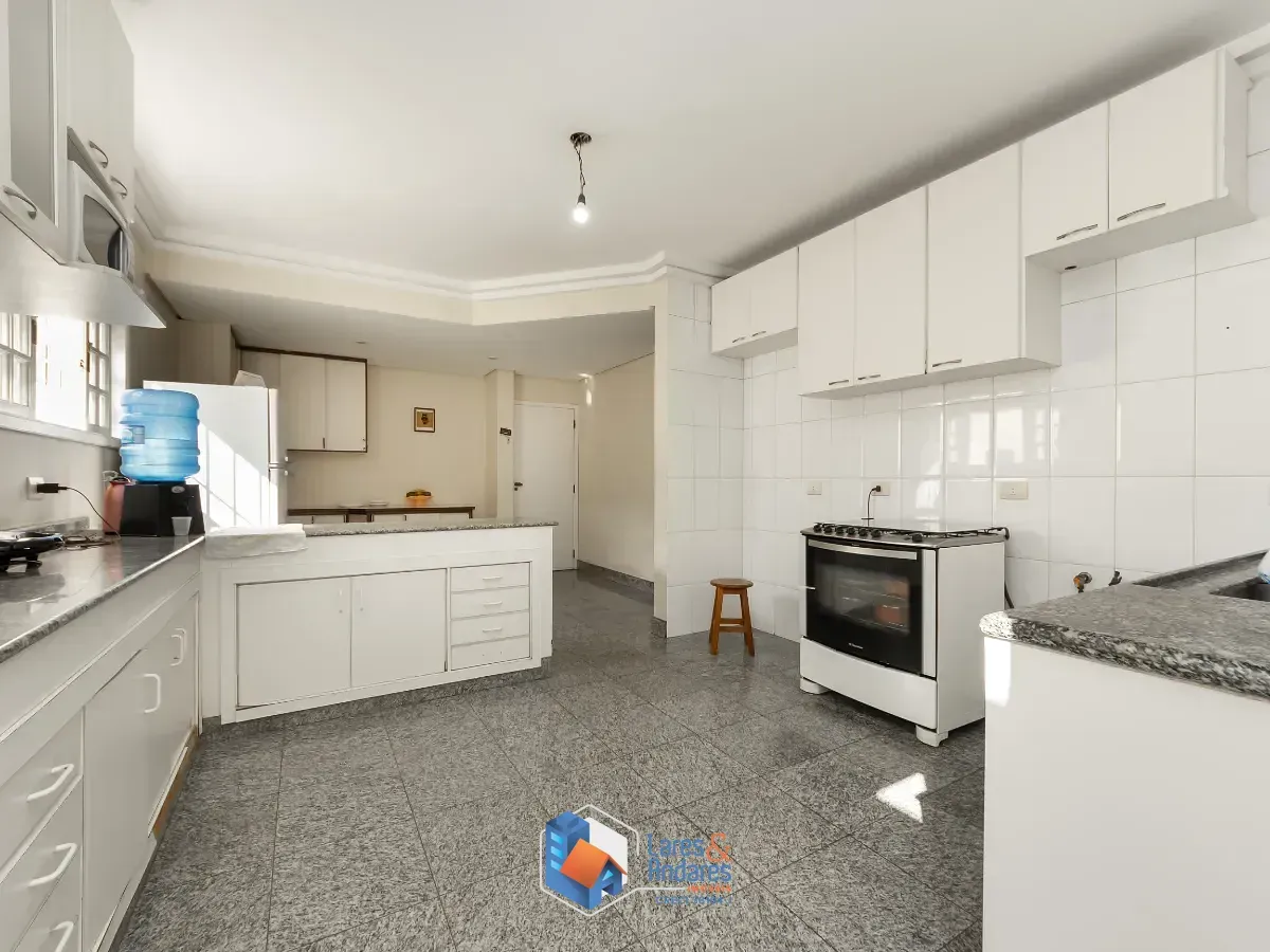 Imagem Sobrado para venda em Vila Marari com 4 quartos, sendo 2 suítes, 382m²