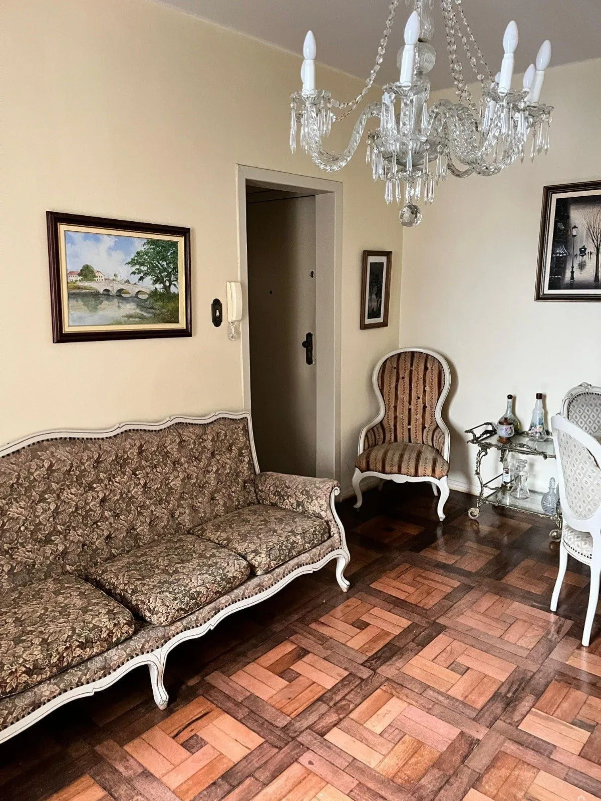Imagem Apartamento de 2 quartos e 2 banheiros no bairro Menino Deus em Porto Alegre