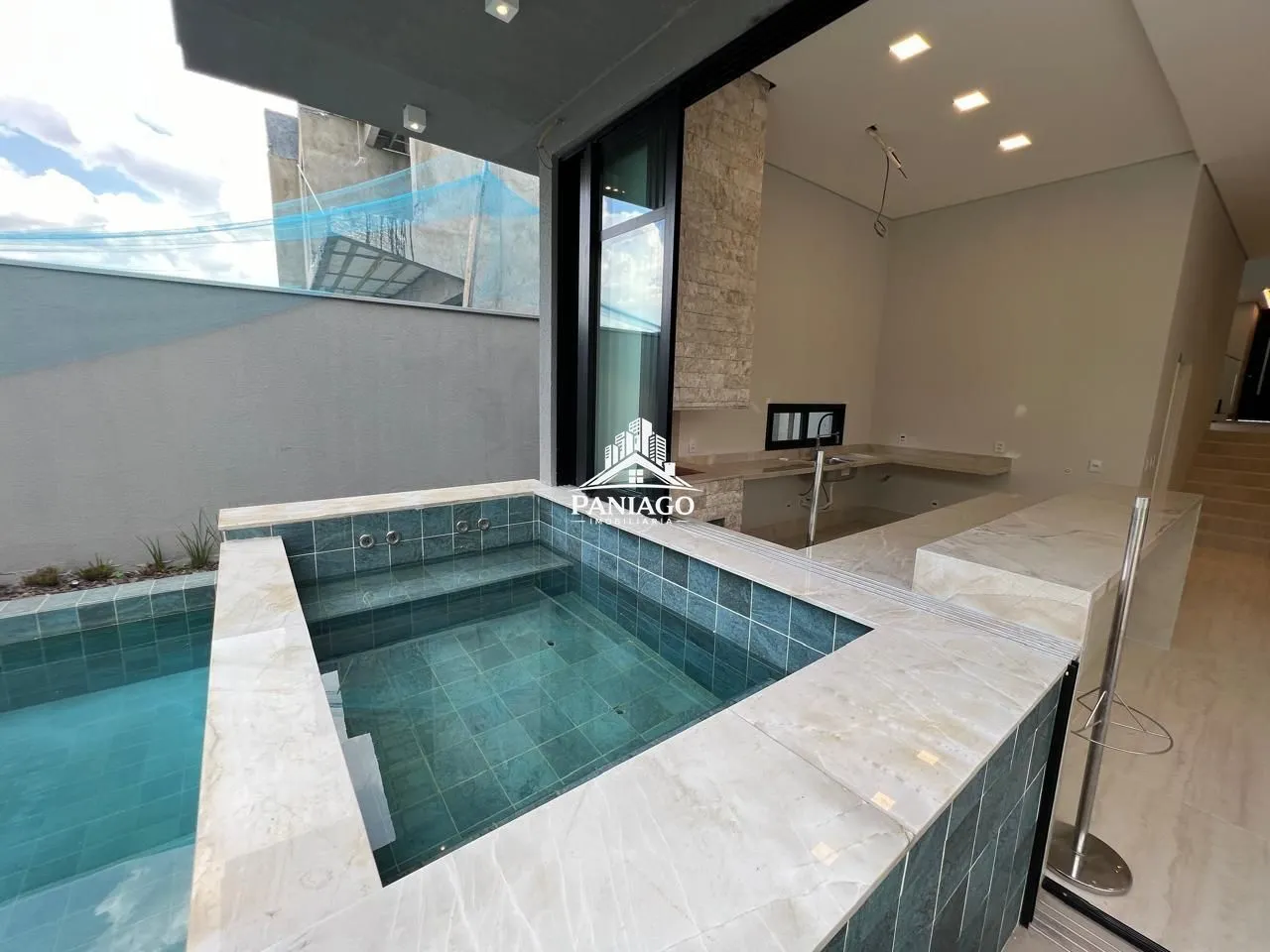 Imagem Casa com 5 Quartos, 4 Suítes e Piscina à Venda no Villa Jardim