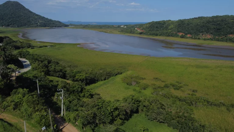 Imagem Área Exclusiva à venda com 12.500 m² no Macacu, Garopaba-SC: Vista para Lagoa e Mar.