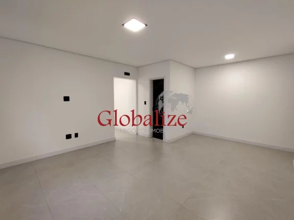 Imagem Casa sobreposta alta à venda com 280m², 3 suites, quadra da praia por R$1.940.000,00 no Embaré em Santos