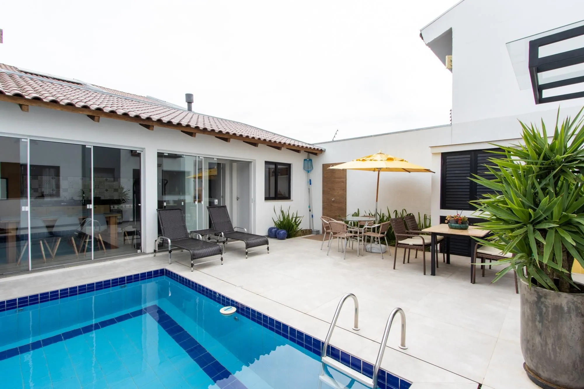 Imagem Excelente casa de alvenaria, 4 dormitórios, 2 suítes e 2 vagas de garagem.