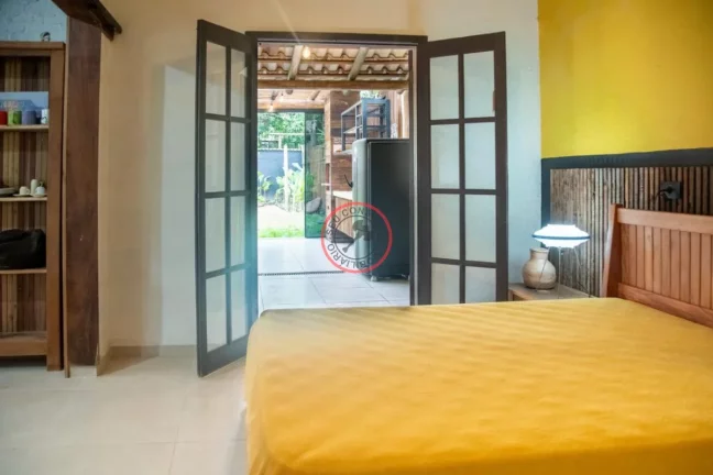 Imagem CASA NO SERTÃO DE CAMBURI, COM 3 DORMÍTORIOS, SENDO UMA SUÍTE, SALA AMPLA, AREA GOURMET, JARDIM EM TERRENO DE 405 MT