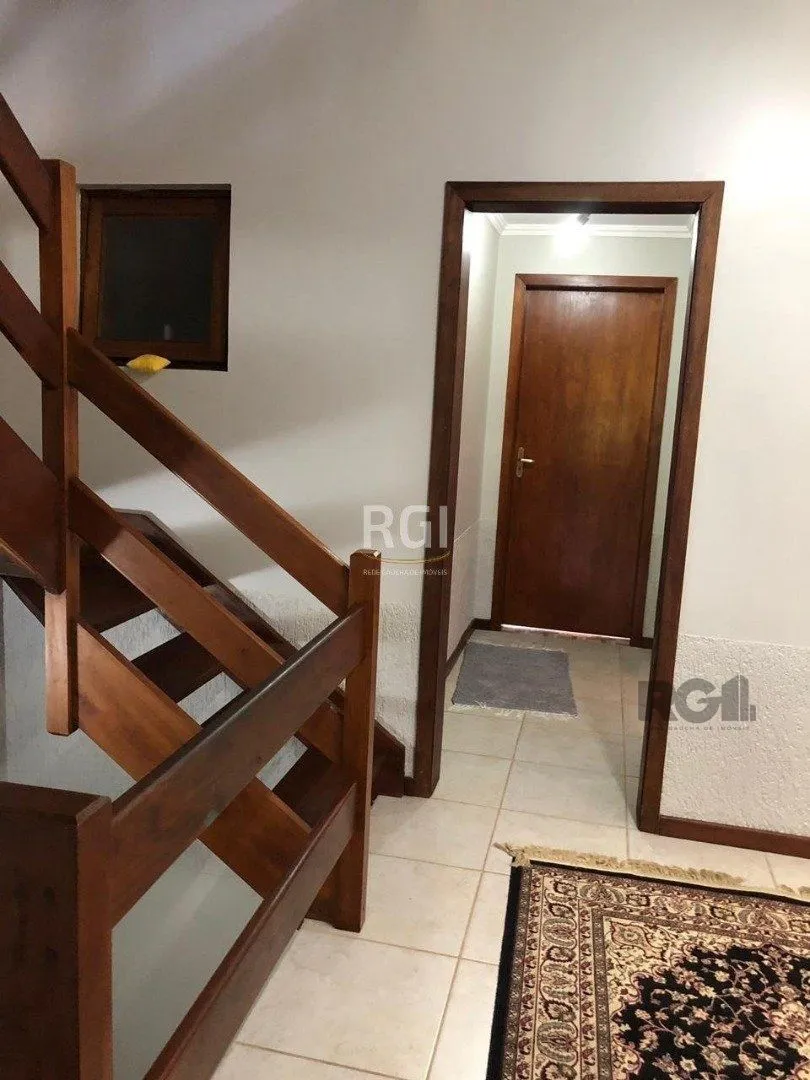 Imagem Casa residencial de 3 dormitórios sendo um uma suíte localizada no bairro Guarujá.