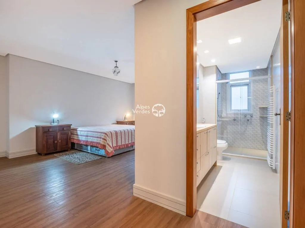Imagem VENDE-SE APARTAMENTO COM 4 SUITES PROXIMO A RUA COBERTA DE GRAMADO