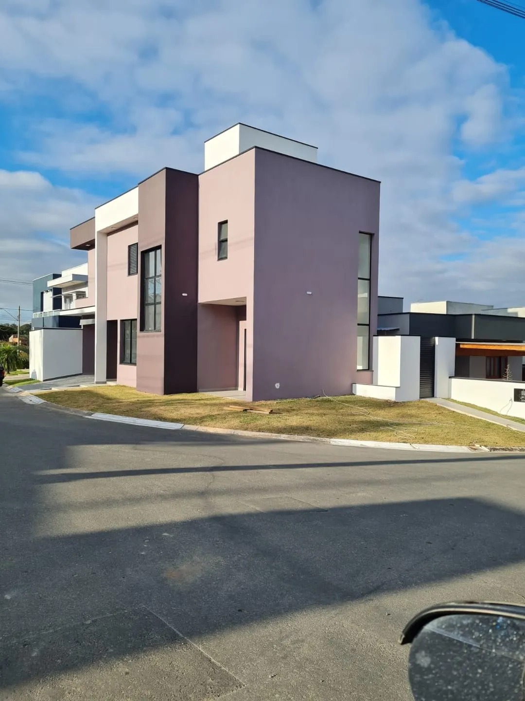 Imagem Sobrado Moderno com 3 Dormitórios, Suíte com Closet e Área Gourmet no Condomínio Vila Romana - Pindamonhangaba