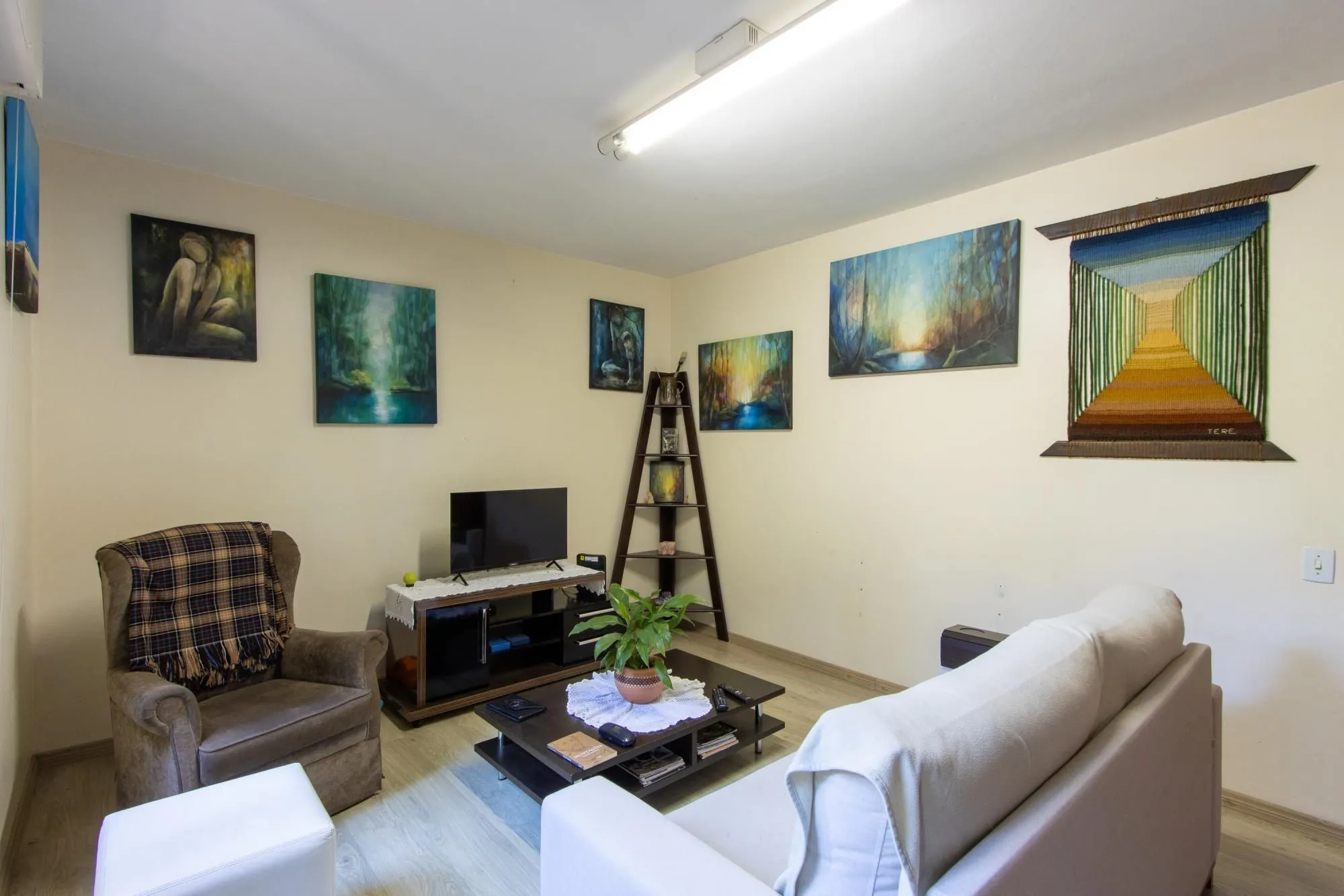 Imagem Casa de Alvenaria, possui 3 dormitórios, uma suíte, hall de entrada, lavabo, living com lareira, cozinha ampla com armários, área gourmet com churrasqueira, corredor, pátio e 4 vagas de garagem, uma construção em anexo que possui hall de entrada, lavabo, 
