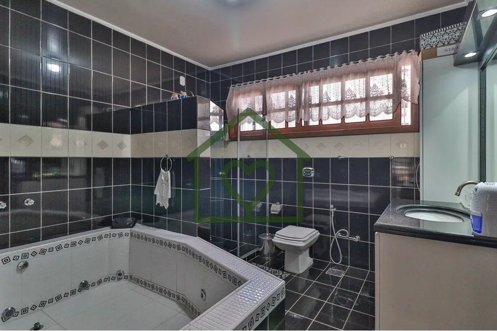 Imagem Casa de 325m2 de área privativa em terreno de 350m2 no bairro Jardim Lindóia, distribuída em dois...
