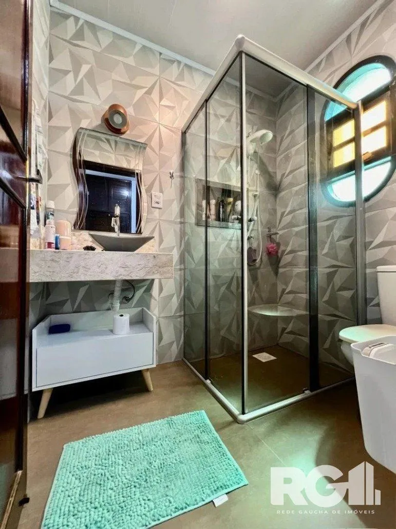 Imagem Casa ampla com pátio e 5 dormitórios, localizada no Centro de Imbé, a 200 metros do Mar.