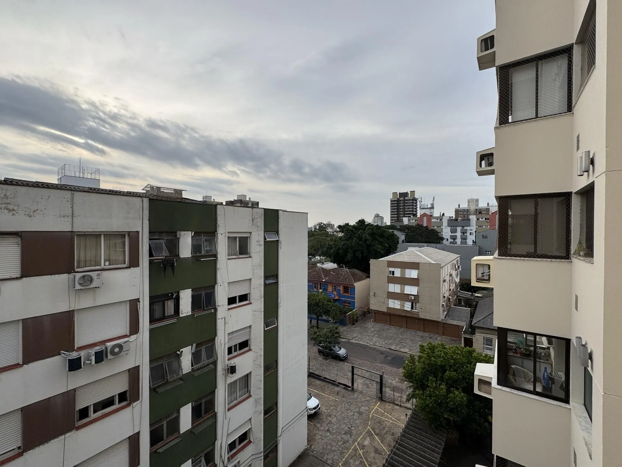 Imagem Apartamento 3 dormitórios com sacada, suíte e vaga de garagem no Menino Deus