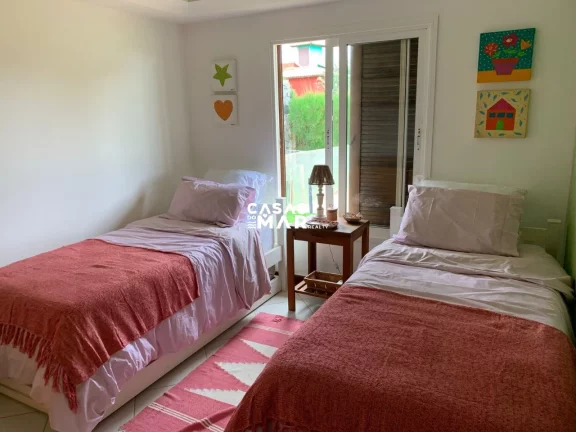 Imagem Casa de Luxo à Beira-Mar em Búzios, Condomínio Camurupim na Praia Rasa: 6 Quartos, 6 Suítes, 4 Salas - Segurança e Conforto!