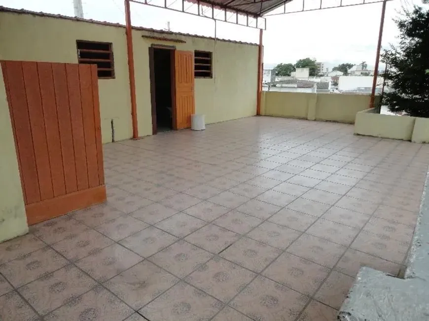 Imagem Casa com três dormitórios, suíte, piscina e 3 vagas.
