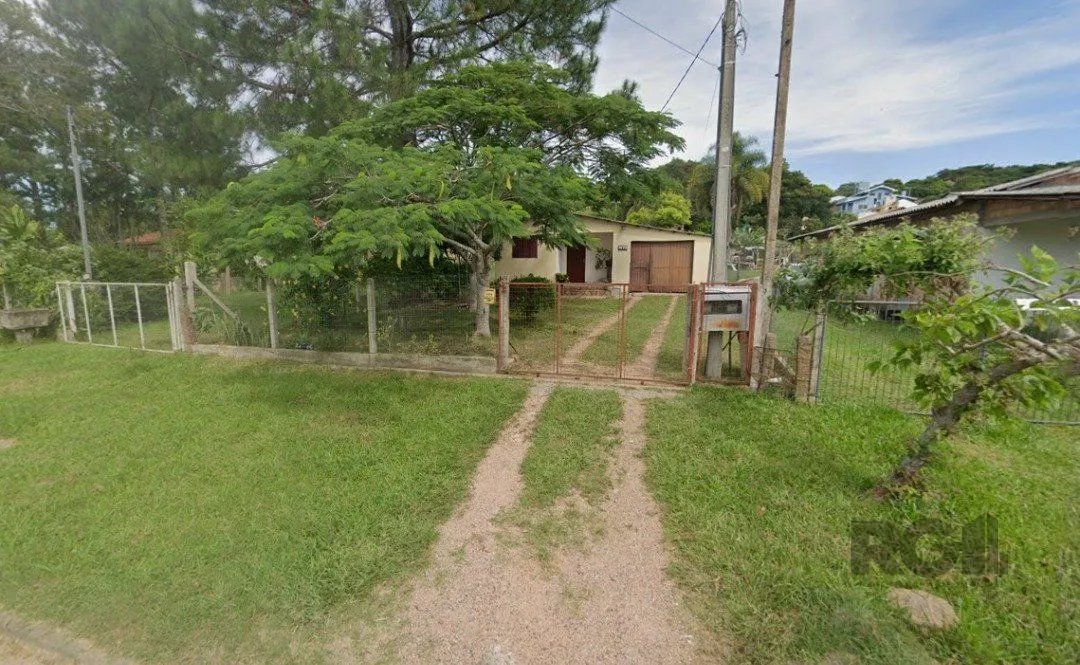 Imagem Dois quartos, 01 banheiro, 01 sala de star, 01 sala de jantar, cozinha, 01 garagem para três carros com churrasqueira.