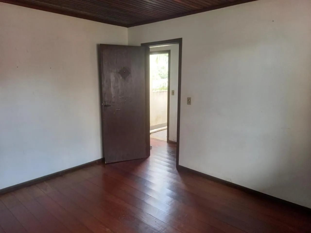 Imagem Ampla Casa residencial com 4 quartos, 3 banheiros e 1 suíte garagem
