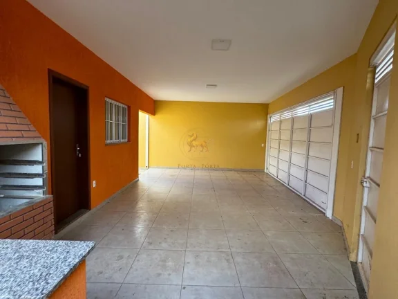 Imagem Casa de Esquina 85 m²/235 m² – 3 Dorms, 1 Suíte, Quintal Amplo e Espaço para Comércio!