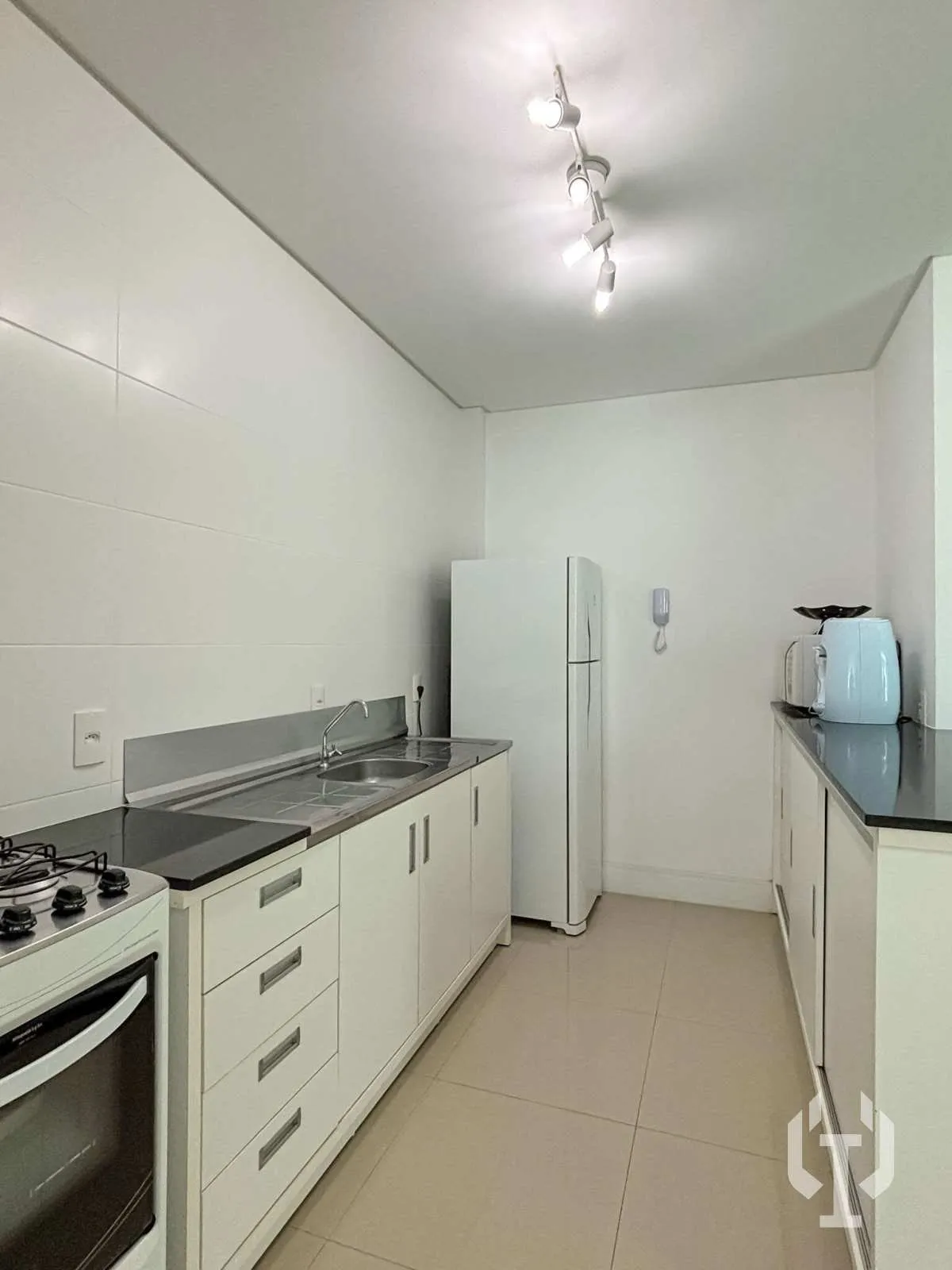 Imagem Apartamento com 3 dormitórios e 2 vagas de garagem em Meia Praia