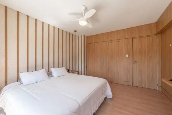 Imagem Casa com 3 suítes amplas, além de uma sala generoso com lareira e 2 vagas de garagem.