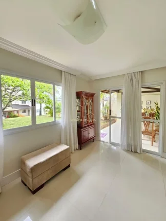 Imagem Casa em condomínio fechado com três suítes e área gourmet a venda em Patamares