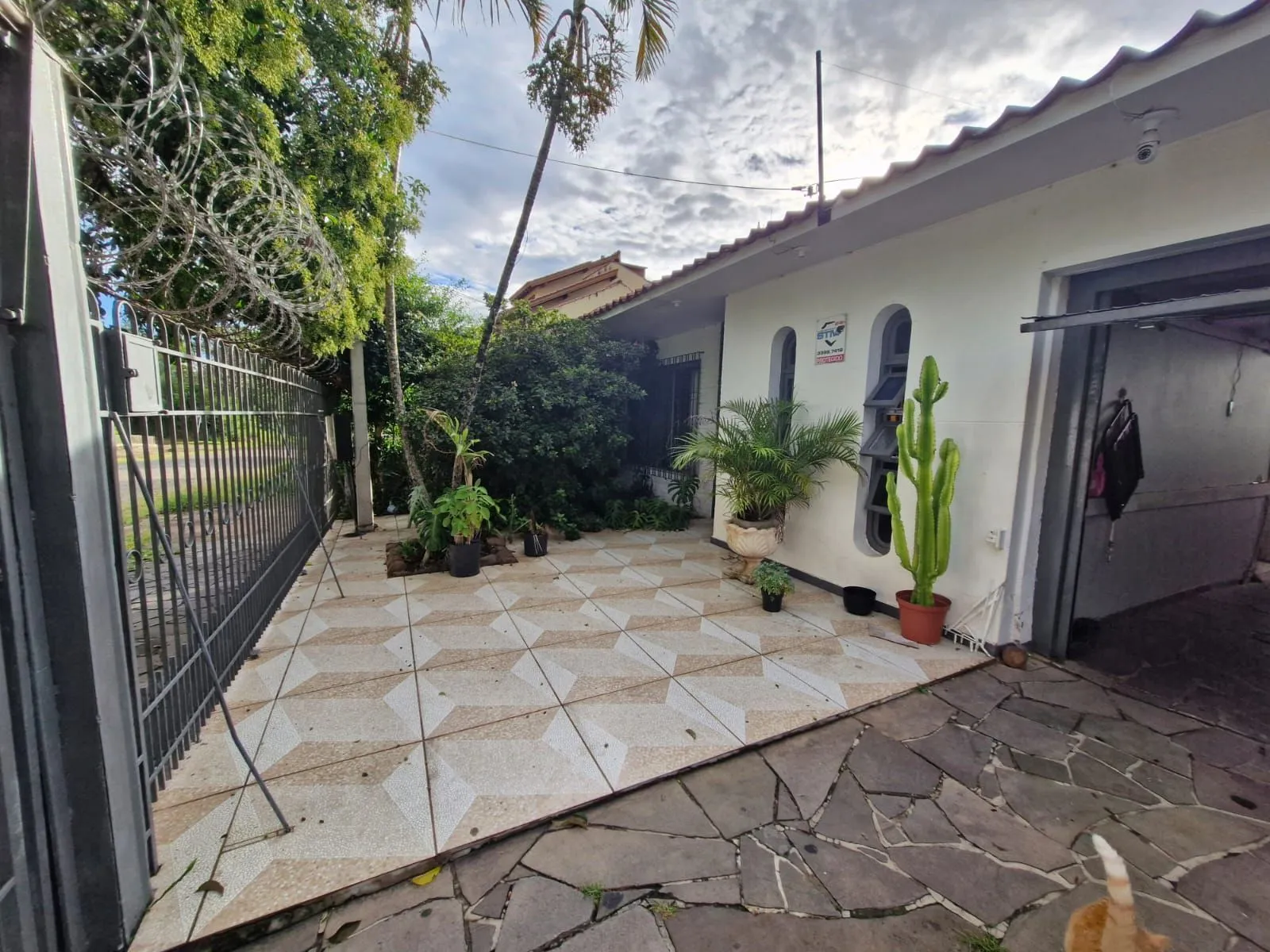 Imagem Casa com 3 dormitórios e edícula nos fundos no bairro Nonoai.