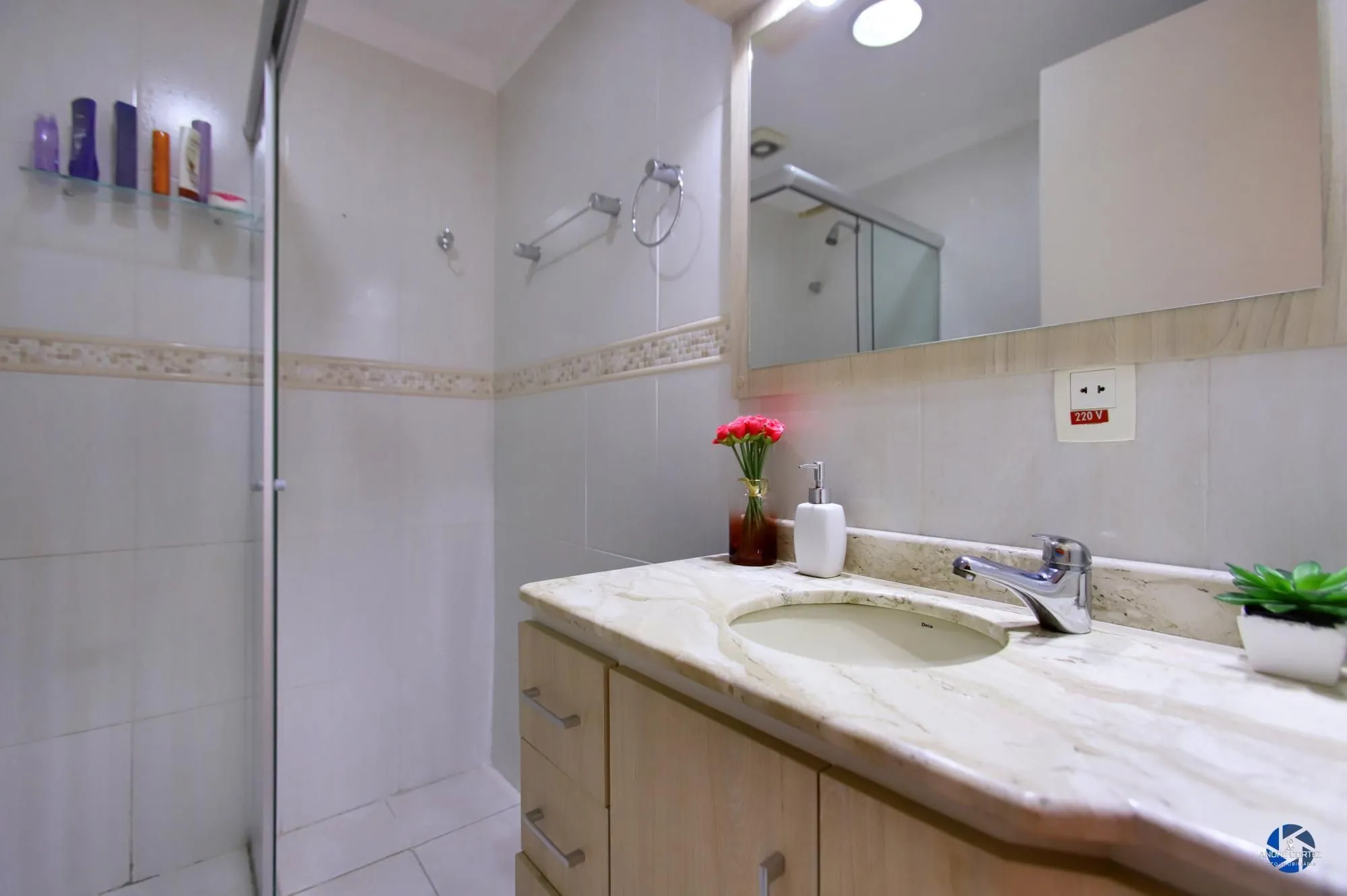 Imagem Vende cobertura: Piso inferior: 03 dormitórios, 02 banheiros, living 2 ambientes, cozinha americana.