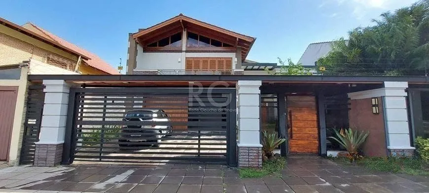 Imagem Excelente casa de 386m² com 04 dormitórios sendo 03 suítes.