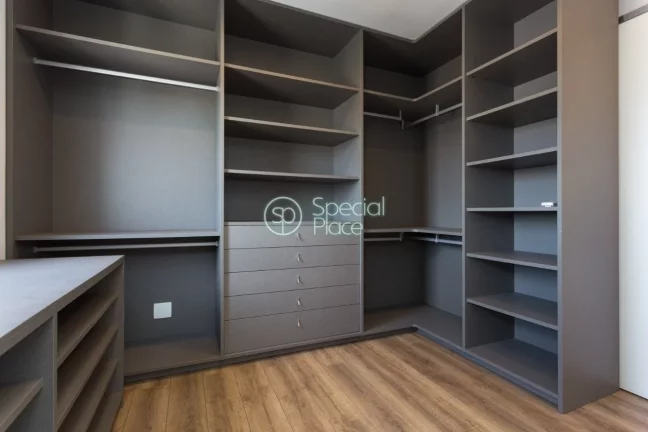 Imagem Cobertura toda reformado, possui uma suíte master com closet, living para dois ambientes, cozinha p...