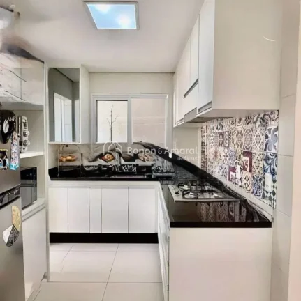 Imagem Linda casa com 3 quartos sendo todos suítes, em condominio completo com excelente localização. 
A...