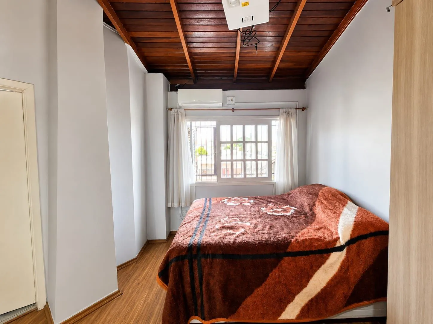 Imagem Casa 03 dormitórios no bairro Guarujá em Porto Alegre