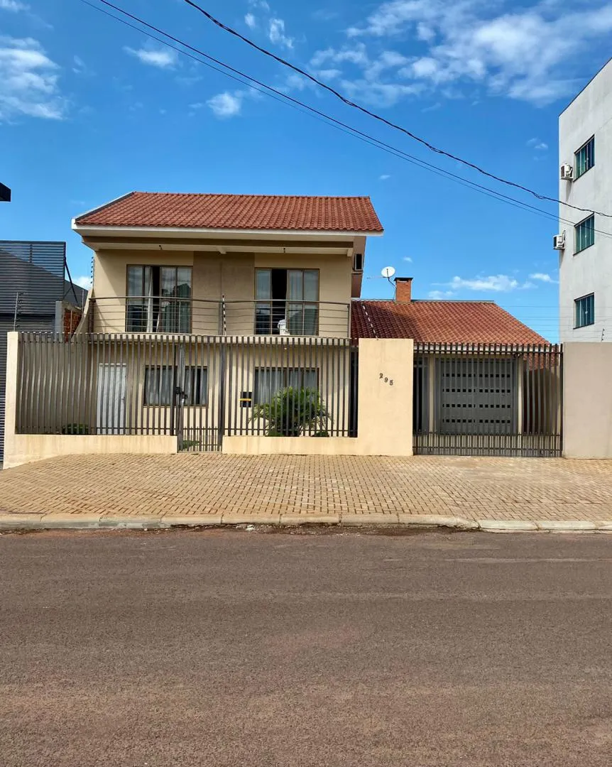 Imagem Sobrado semimobiliado com 4 vagas de garagem, churrasqueira e suíte em Cascavel, Bairro Neva - Venda