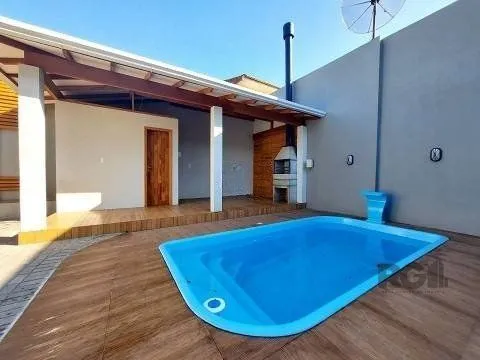 Excelente casa de 85m² com 2 dormitórios, piscina e 6 vagas.