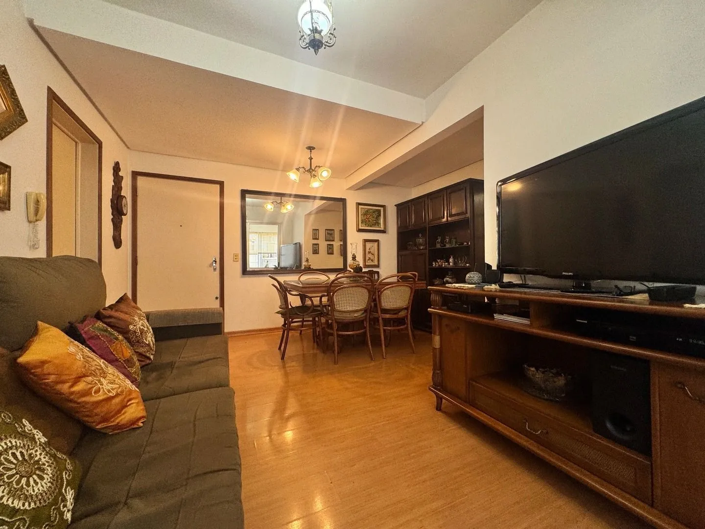 Imagem Apartamento dois dormitórios ( uma suíte) garagem/depósito Bairro Menino Deus